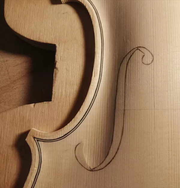 Detalle del canal de la "f". Fase previa al vaciado de la tapa.
